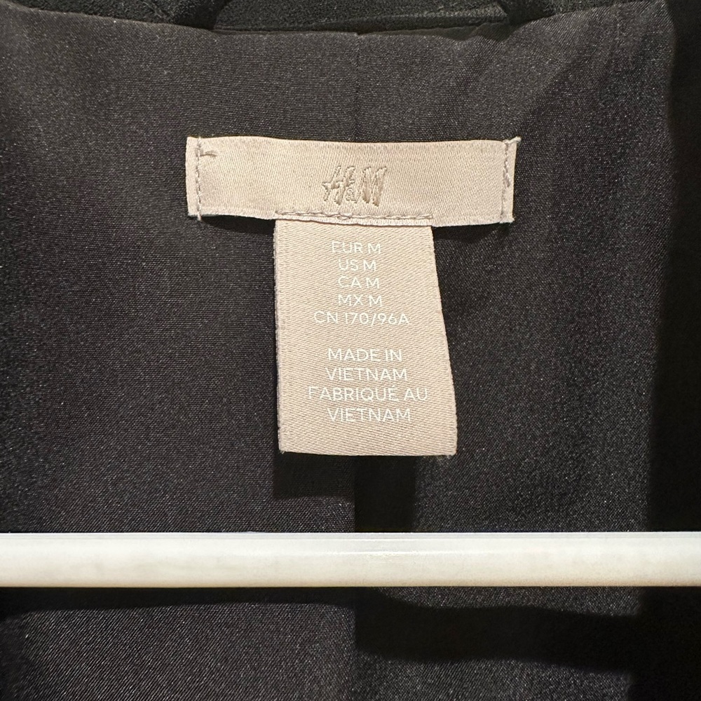 H&M cropped blazer! - Picture 2 of 3